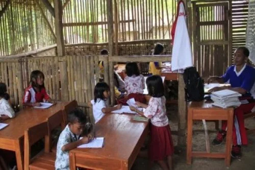Kebutuhan guru SD hampir merata di seluruh kabupaten/kota di seluruh Indoensia