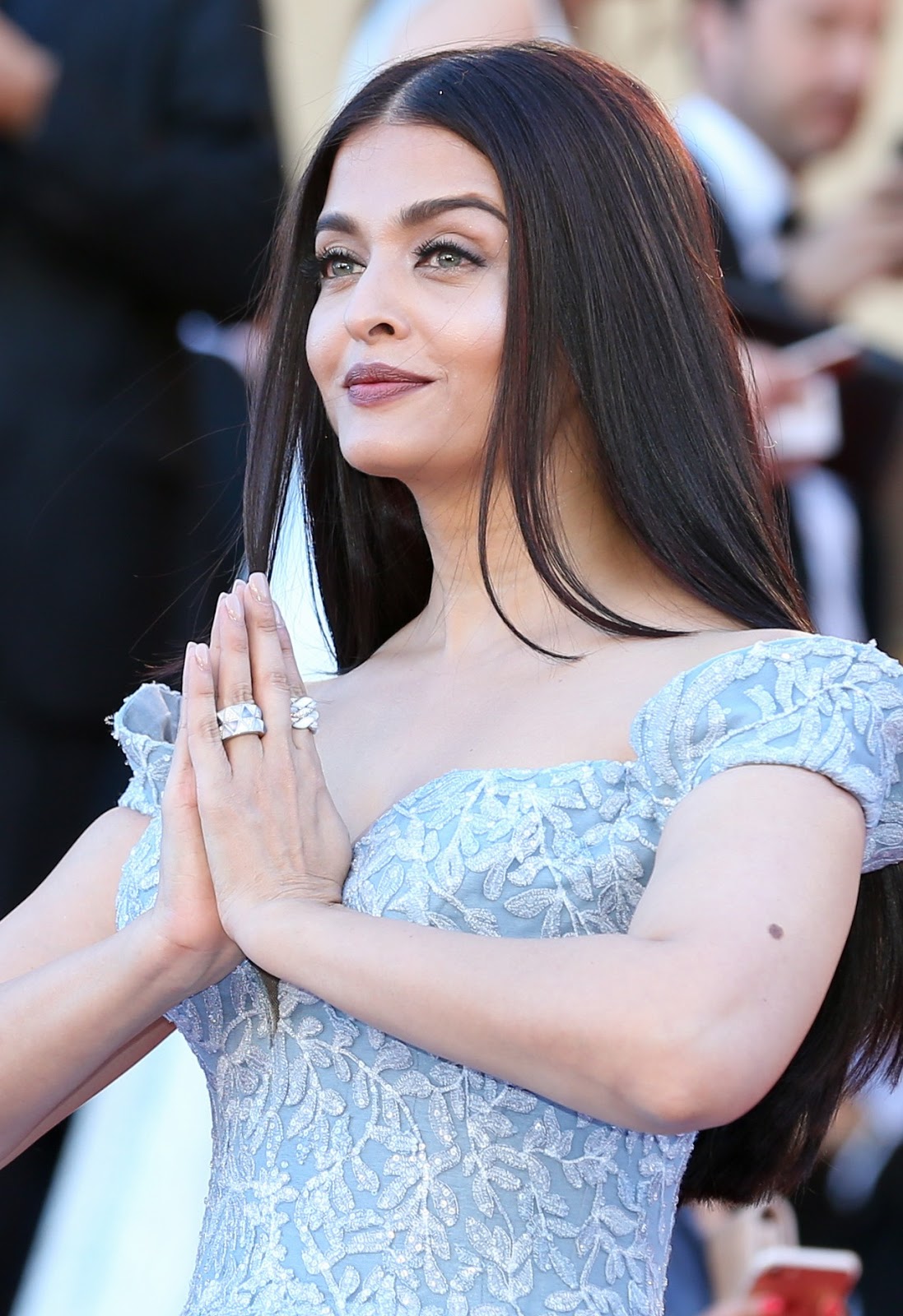 Aishwarya Rai Bachchan Looks Irresistibly Sexy in a Blue Michael Cinco Gown At 'Okja' Premiere During The 70th Cannes Film Festival 2017