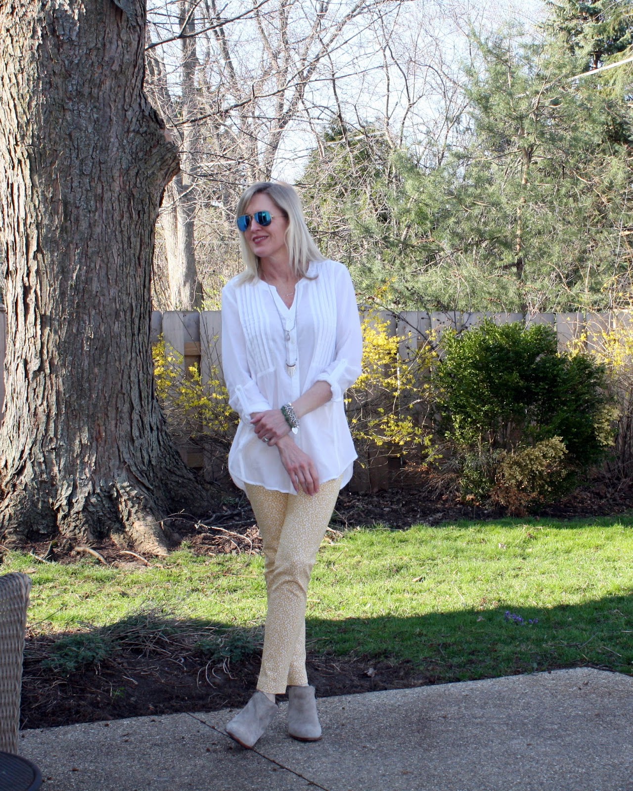 spring outfit idea with yellow pants