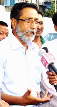 Rajen Todariya addressing media person before C.M.residence