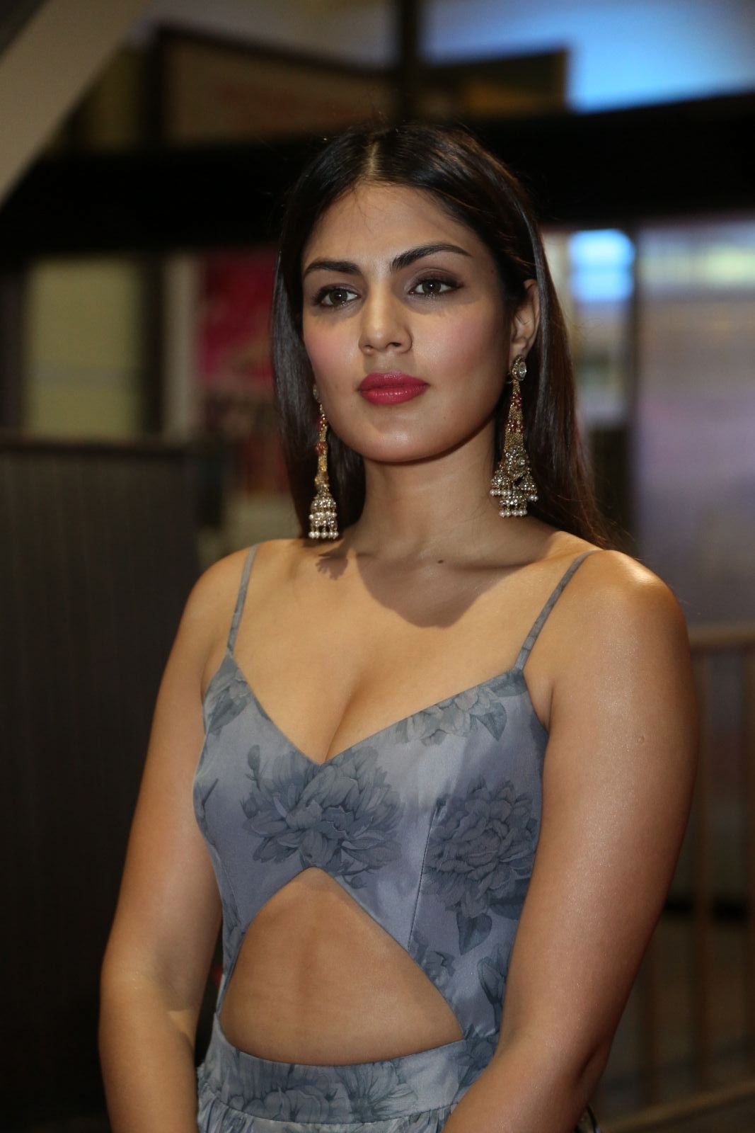 Rhea Chakraborty Looks Irresistibly Sexy At The Jio Filmfare South Awards 2017