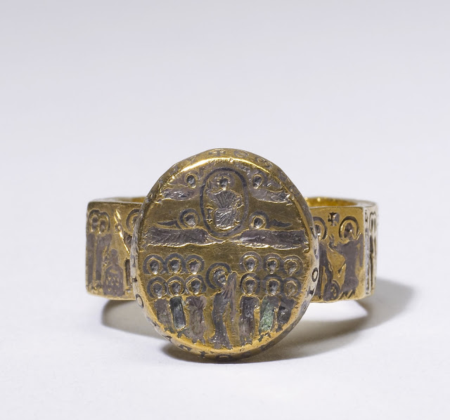 Σπάνιο οκταγωνικό βυζαντινό δαχτυλίδι γάμου με σκηνές από το βίο του Ιησού Χριστού  και με την Ανάληψη στο κέντρο. Υλικά: χρυσός και νιέλο. 6ος αιώνας.