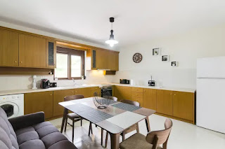 airbnb.com, booking.com, ενοικιαση σπιτού, ενοικιαζόμενα δωμάτια, οικονομική ανακαίνηση σαλόνι, κουζίνα, τραπεζαρία, υπνοδωμάτιο, επιπλα, καναπές γωνικαός, καναπές κρεβάτι, πολυθρόνα, καρέκλα, τραπεζάκι σαλονιου, μπουφές, φωτιστικό, καθρέπτης, εργο τέχνης, Mid century style, στυλ διακόσμησης, σετ τραπεζαρία, παραδοσιακό στυλ, airbnb.com, booking.com, house rental, rooms to let, economic renovation living room, kitchen, dining room, bedroom, furniture, sofa corner, sofa bed, armchair, chair, saloon, buffet, lamp, mirror, style, decoration style, dining set, traditional style,