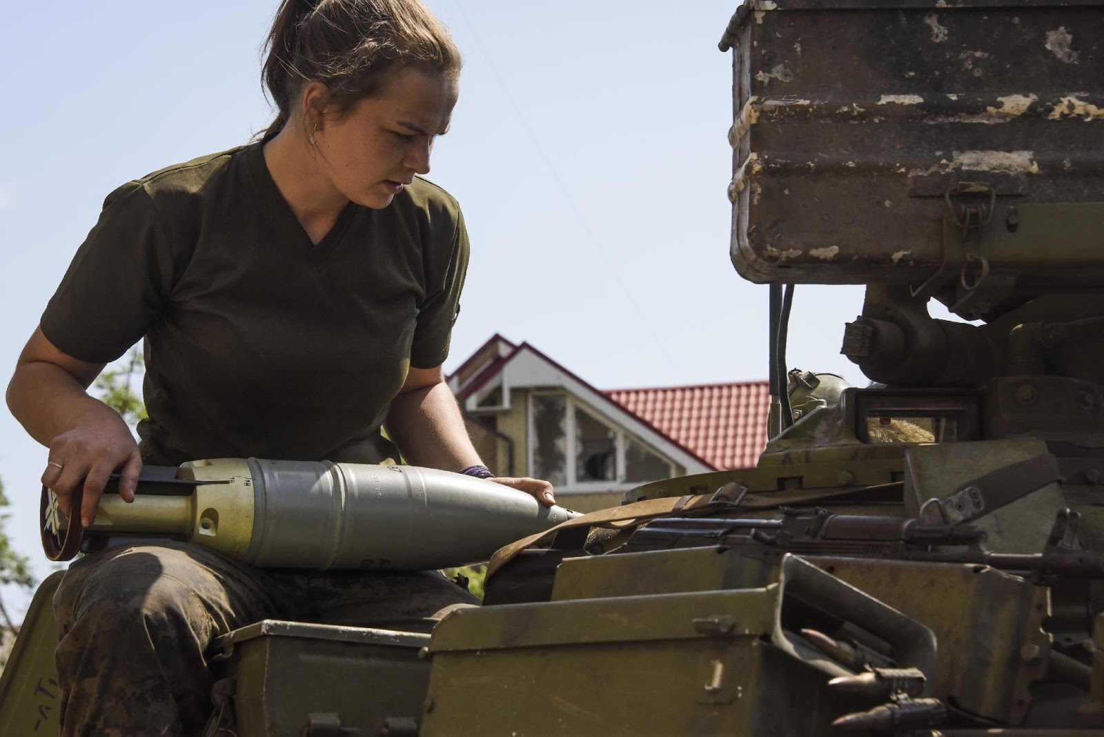 Женщина с оружием. Девушка с пулеметом. Девушка с винтовкой. Красивые девушки с оружием. Кристи эйн (chrysti ane) с оружием.