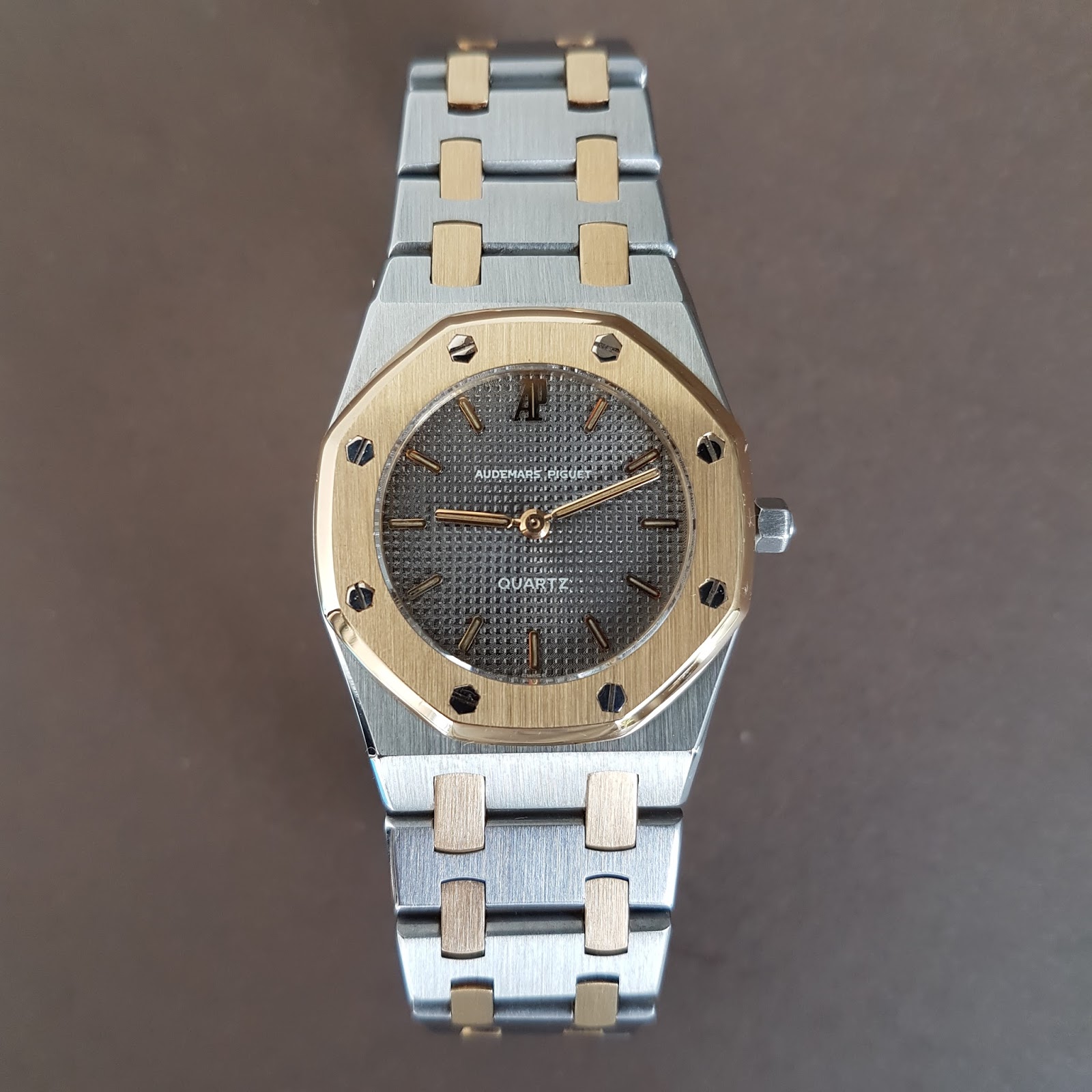 Jual Beli Tukar Tambah Service Jam Tangan Mewah Arloji Original Buy Sell Trade In Service Sold Audemars Piguet Royal Oak Two Tone Ladies Grey Textured Dial Quartz Movement 26mm Circa 1995 Watch Only