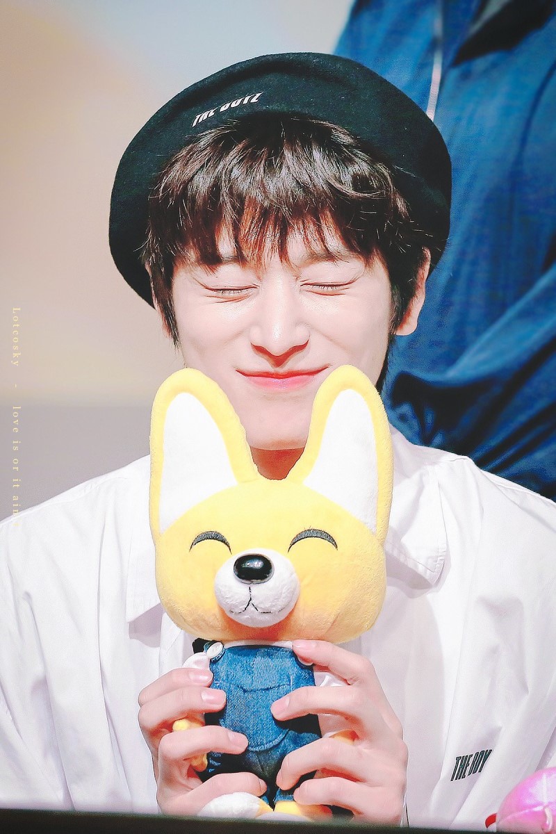 베레모 착장한 더보이즈 하드털이.jpgif | 인스티즈