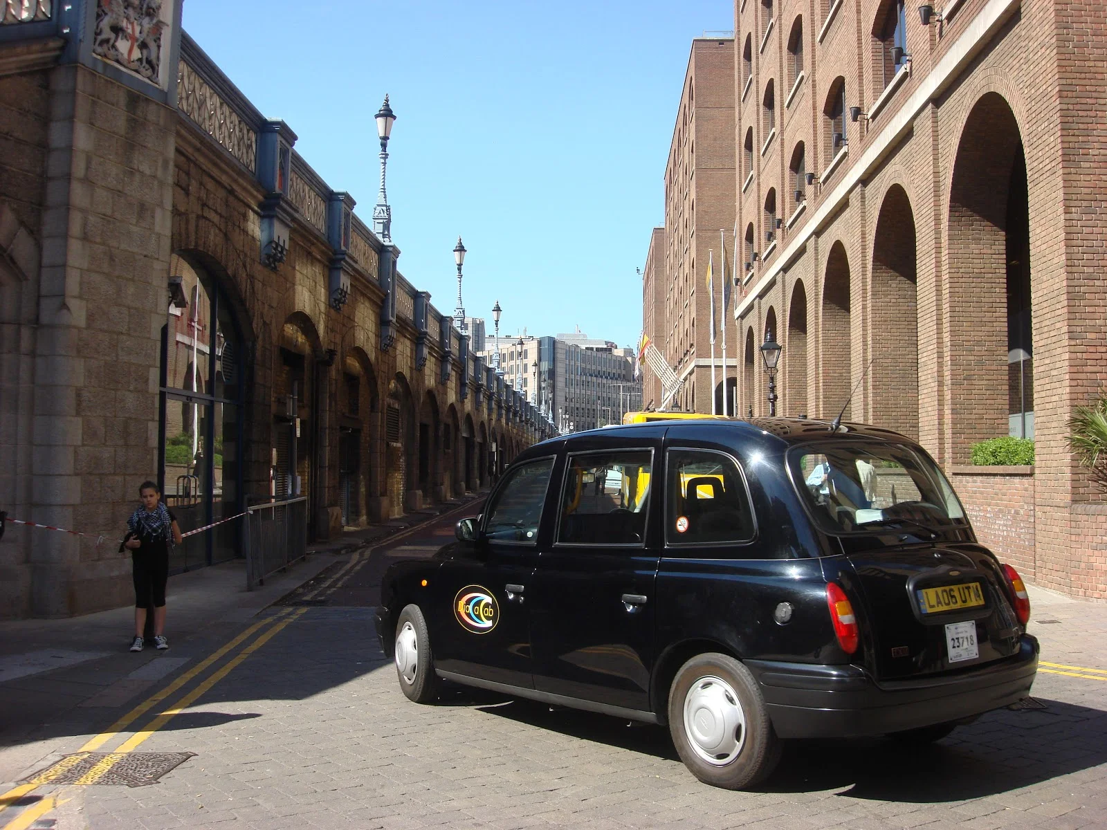 ロンドン市街のブラックキャブの左後方の車体