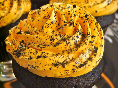 Boston Bruins black and gold cupcakes