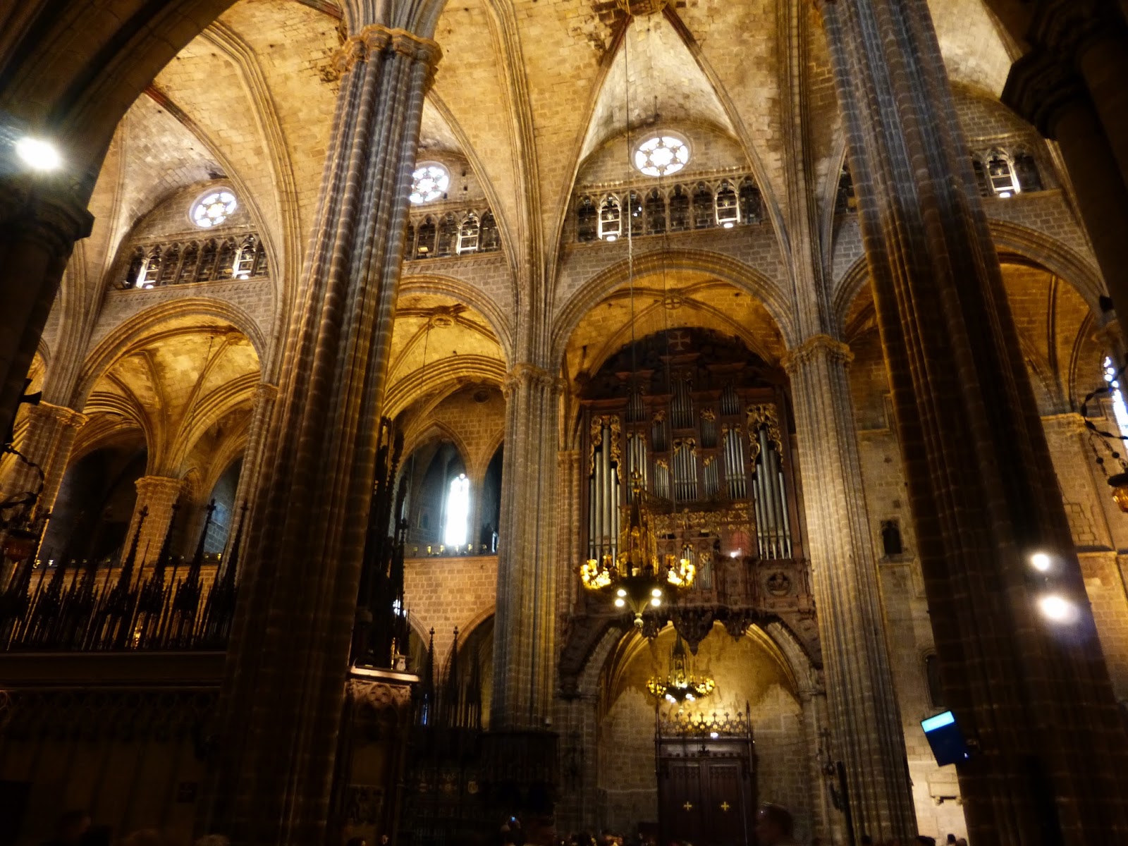 La Cathédrale Sainte-Croix de Barcelone et son cloître gothique - And