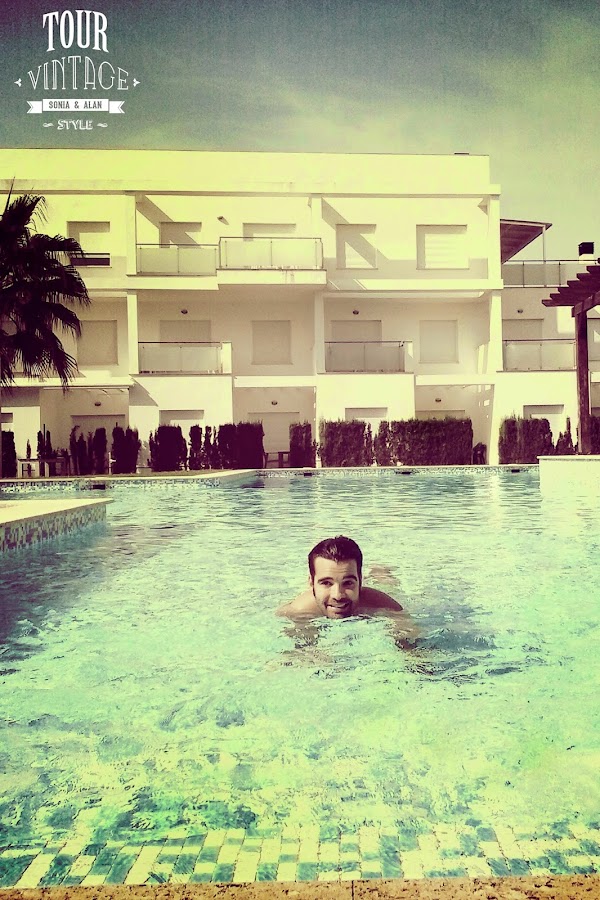 Apartamentos H3 Belman. Piscina. Alan Blesa y Sonia Soler. tourvintage.blogspot.com