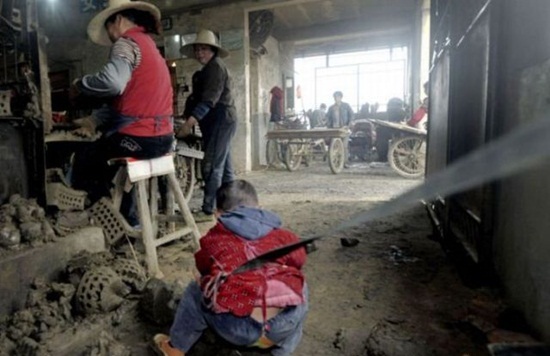 KAKINETWORKS.COM: Kasihan Anak Diikat Ketika Ibu Bapa Keluar Bekerja