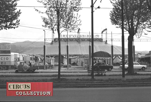 vue frontale des installations d'accueils du Cirque Moira Orfei 1971