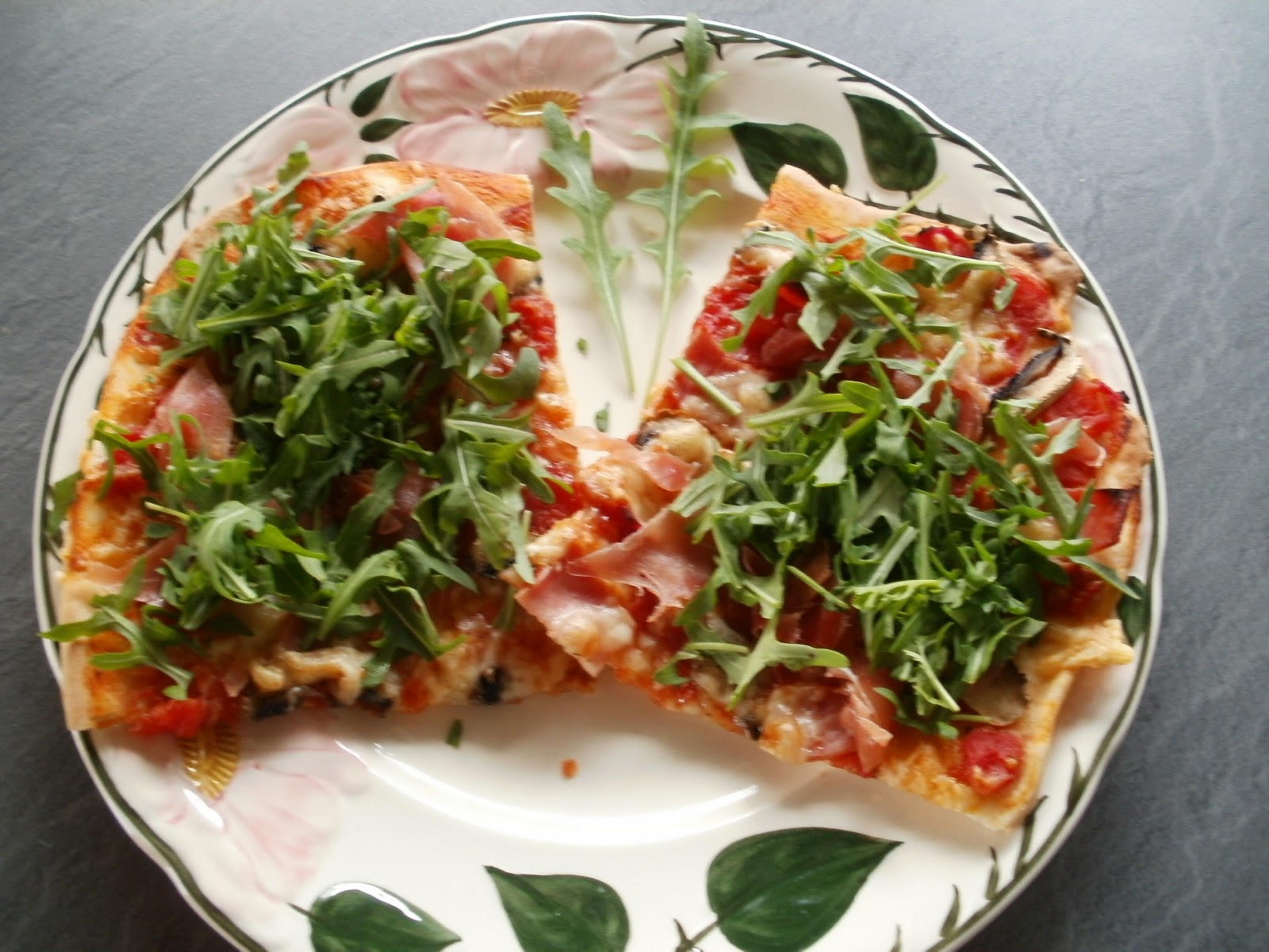 britte at home: Pizza mit Champignons, Parmaschinken und Rauke