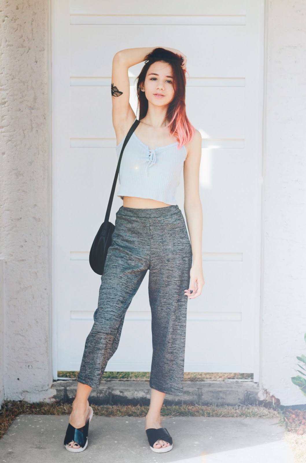 Look do dia: Calça pantacourt + Cropped azul pastel + Slide Look do Dia pantacourt, cropped e slide
