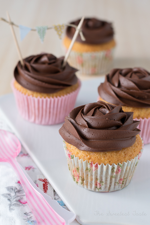 Cupcakes de chocolate y crema pastelera