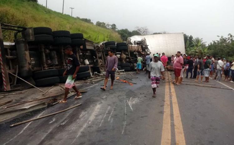 Acidente com caminhões, carreta e Kombi deixa mortos e feridos no sul da Bahia