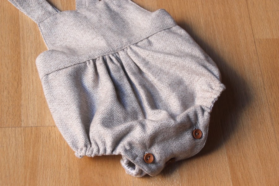 DIY Tutorial y patrones de ropa para bebes. Como hacer peto bebe