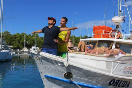 Cuoi te ghe 7/6: Con dau lan da trang hon Ngoc Trinh - Anh 5