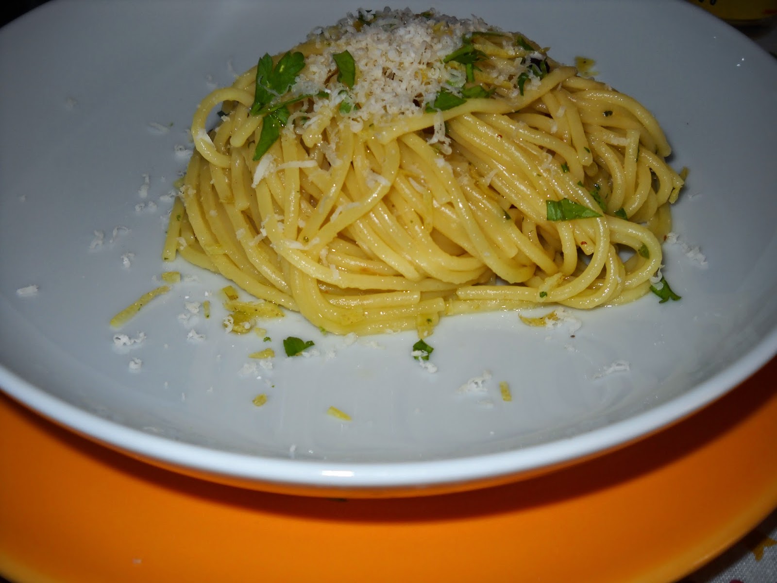 spaghetti aglio olio e peperoncino con profumo di limone