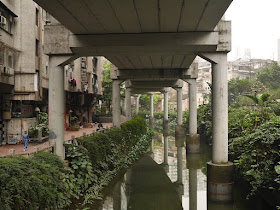 view from Donghua West Road facing southward under the Donghaoyong Elevated Road (东濠涌高架路)