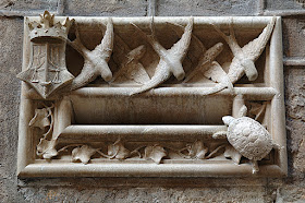 Marble Letterbox, Casa de l'Arcadia in Barri Gotic, Barcelona