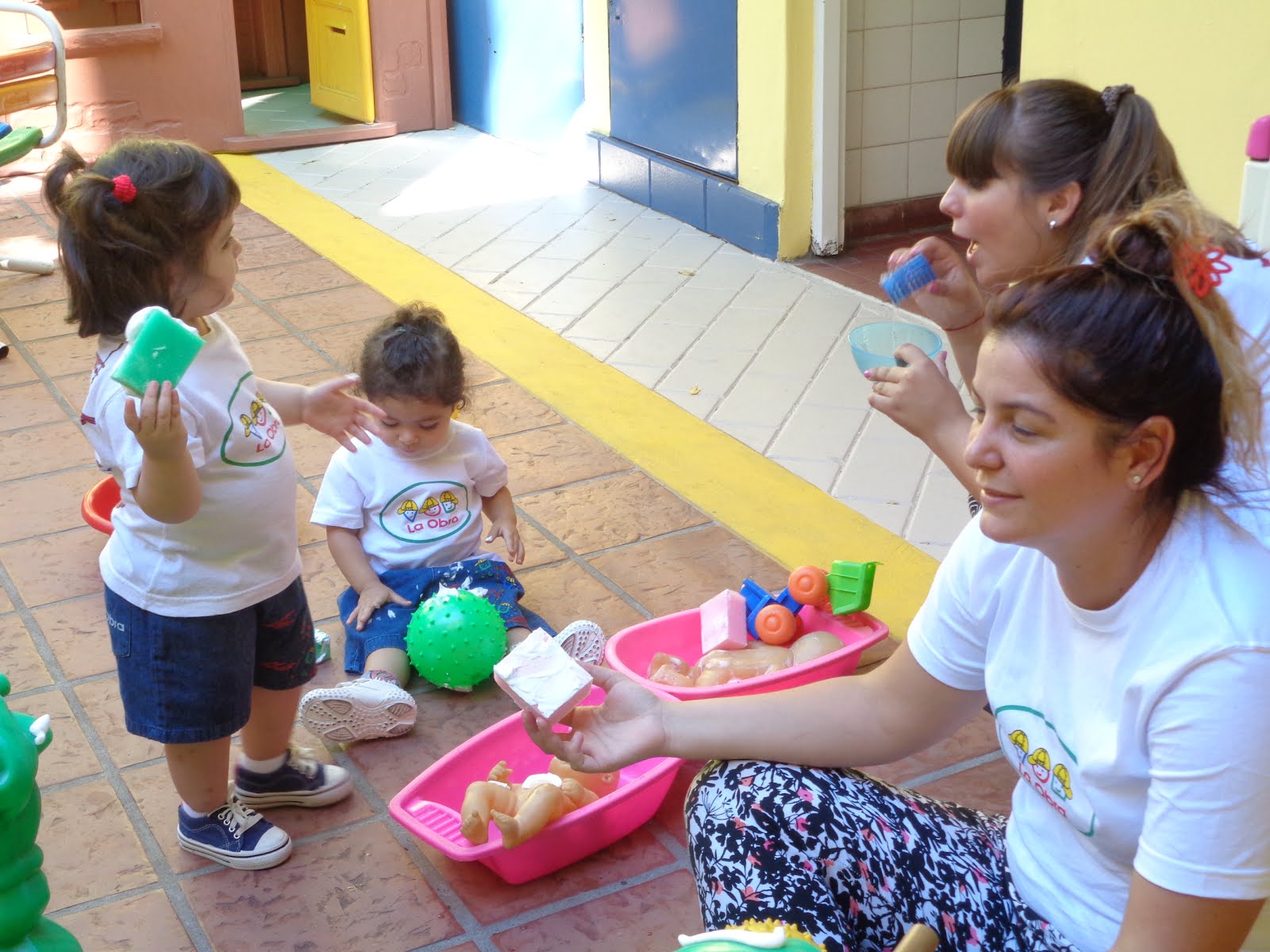 2 TM - JUGANDO EN EL PATIO -2016