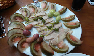 Plato de ventresca de atún con tomate partido y aceitunas