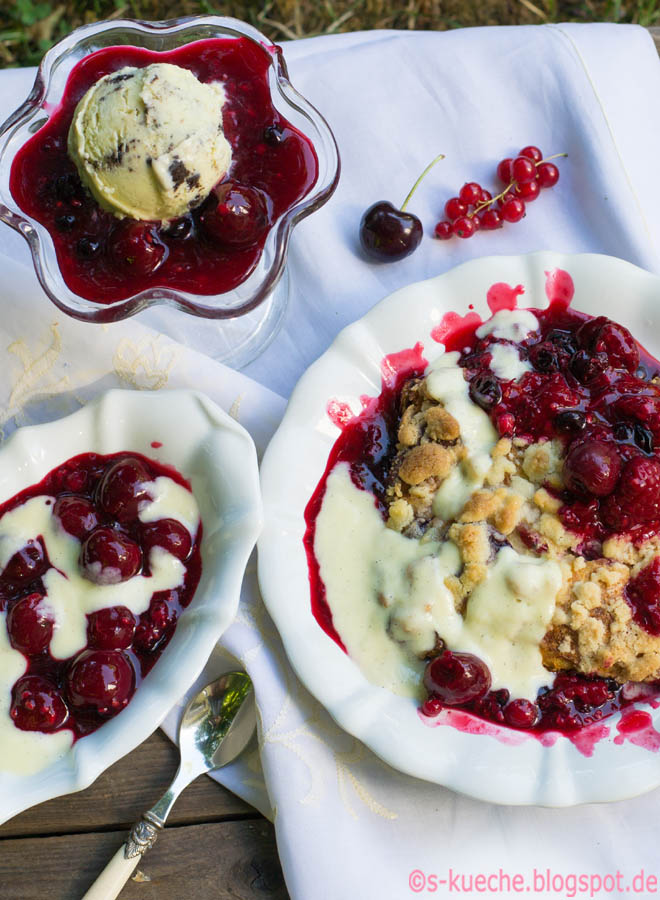 Rote Grütze mit Vanillesauce und French Toast - Reklame - s-Küche Rote Grütze mit Vanillesauce und French Toast - Reklame - s-Küche