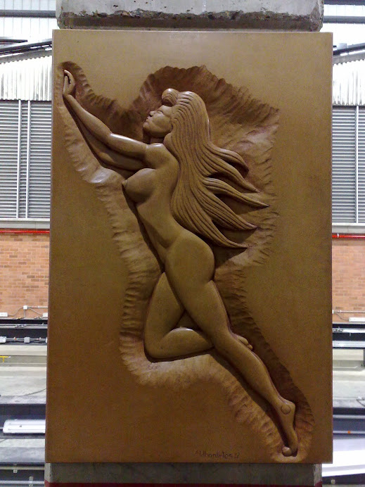 Mujer desnuda tallada en madera
