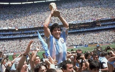 Maradona membawa trofi Piala Dunia tahun 1986 Maradona membawa trofi Piala Dunia tahun 1986