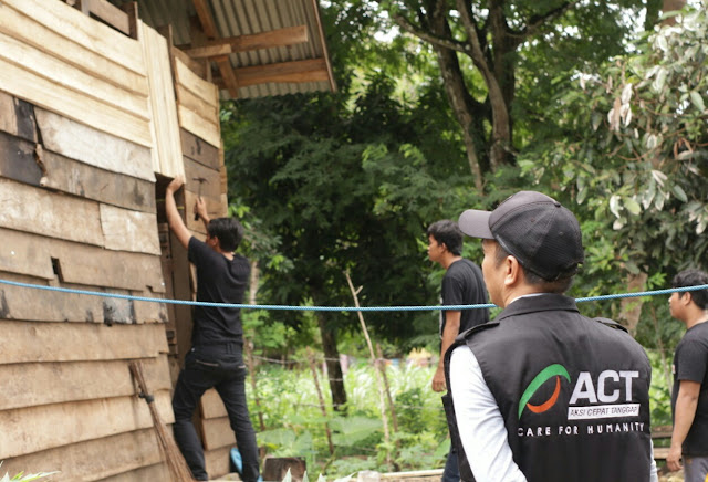 Mri Act Korda Bone Melakukan Pembenahan Rumah Salah Seorang Warga di Lerang