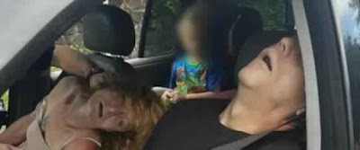 صورة أبوين تحت تأثير الهيروين بصحبة ابنهما ذي الأربعة أ