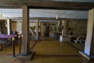 PALACIO EN MADERA AL SUR DEL MUNDO: Pasillos y jardines interiores