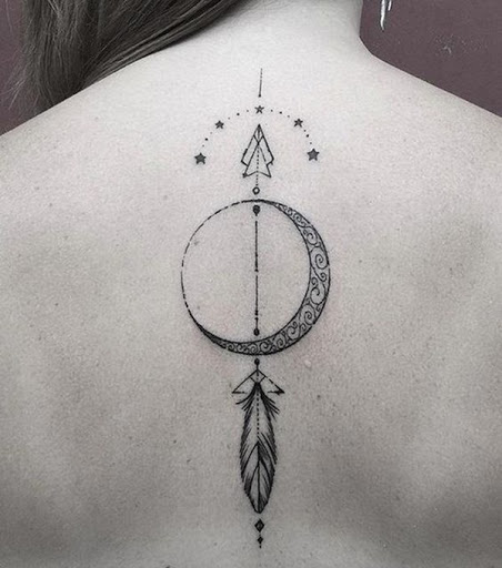 Uma lua crescente cria a peça central deste tatuagem e é embelezado com uma pena, várias estrelas, e algumas absurdas projetos.