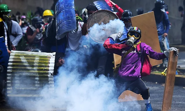 Venezuela: Bombas lacrimógenas en marcha 1de Mayo ver en Vivo