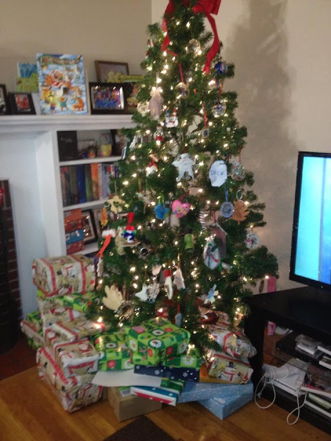Mama Luvs Books Christmas Tree