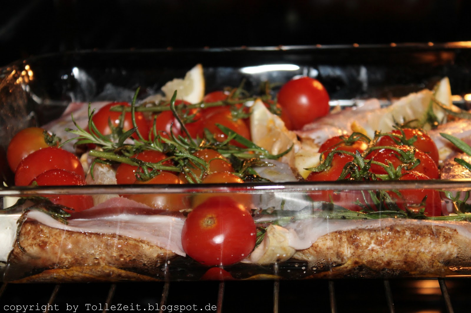 Tolle Zeit: Hühnerfilets mit Speck und Tomaten aus dem Ofen