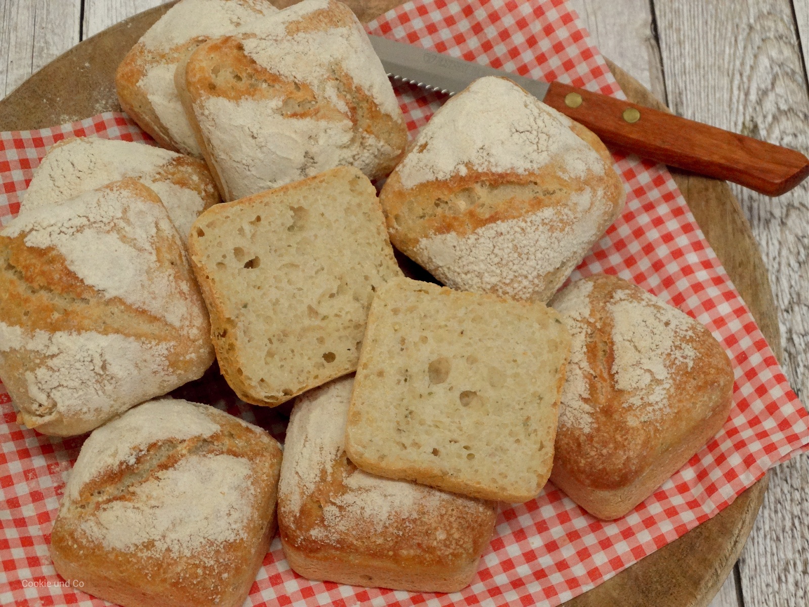 Einfache mediterrane Kräuterbrötchen