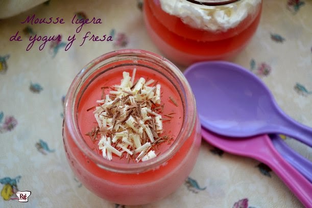 Mousse ligera de yogur y fresas del blog Ross Gastronómica