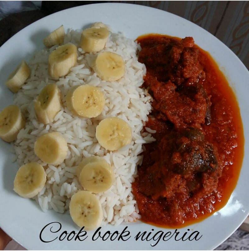 Dinner Inspiration Rice and stew served with bananas