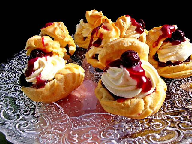 Choux cu cremă de mascarpone şi vişine în jeleu