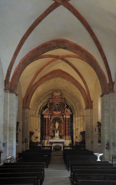 Το εσωτερικό της εκκλησίας Notre-Dame de Cadérot. https://leipsanothiki.blogspot.com/ Γάλα και μαλλιά της Παρθένου στην Προβηγκία https://leipsanothiki.blogspot.com/