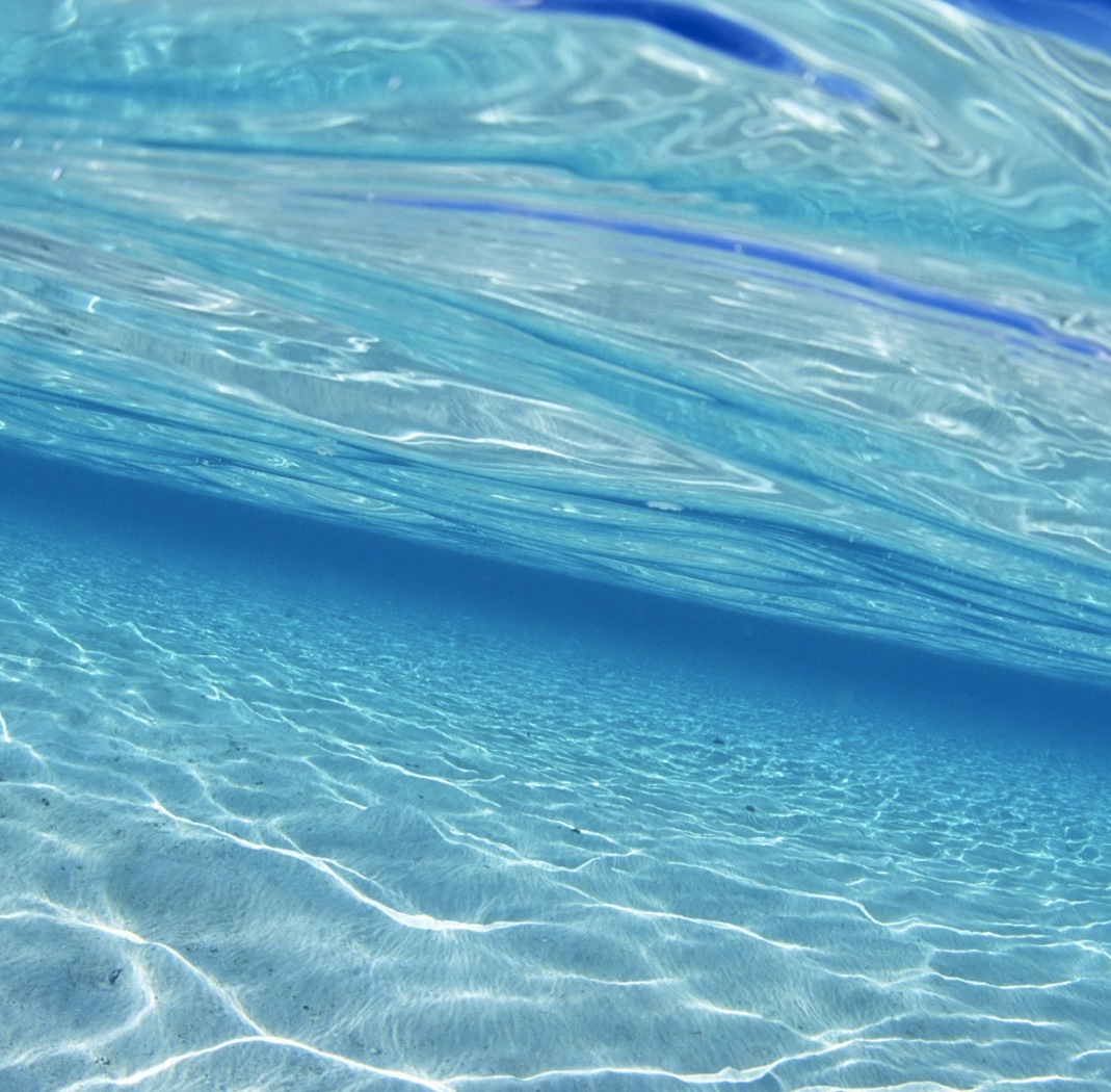 Материалы в морской воде. Прозрачное море. Голубое прозрачное море. Поверхность океана. Морской фон.