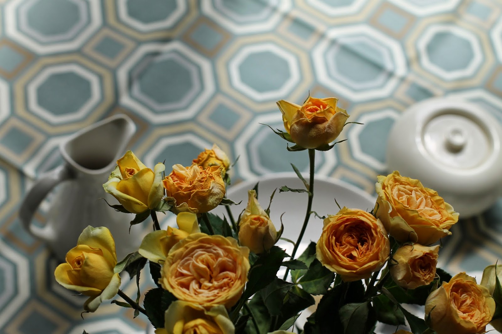 hidden art of homemaking: Yellow Roses at Centerstage