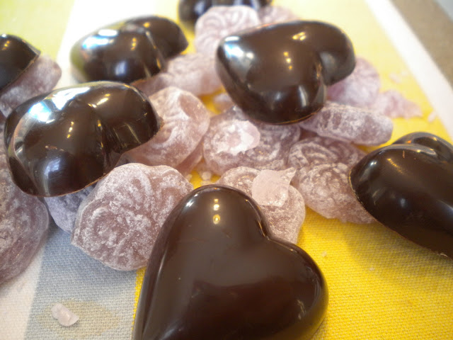 recette de praline au chocolat noir et ganache aux bonbons à la violette