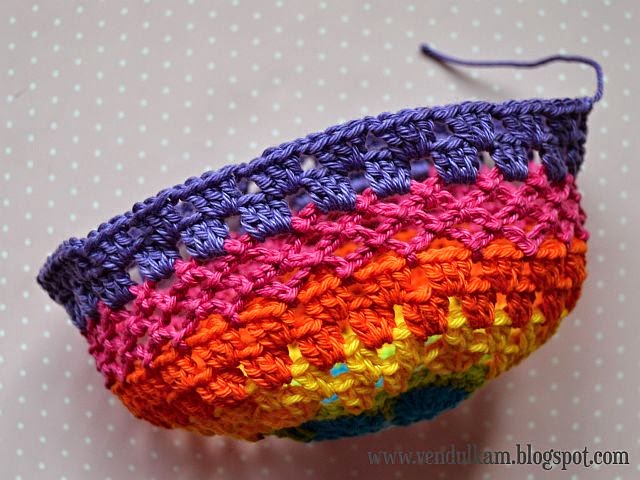 Crochet rainbow purse - free pattern