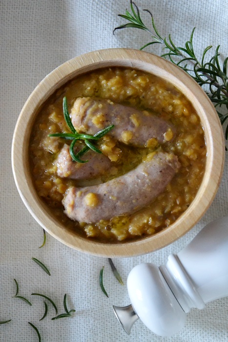 salciccia con lenticchie rosse al rosmarino