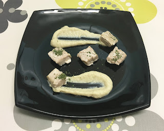 Atún en escabeche con crema de queso y alcachofas