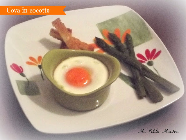 Uova in cocotte con crema di asparagi e prosciutto