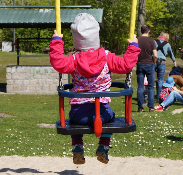 Vom Spielen, Schiffe gucken, Picknicken und Fähre fahren am Nord-Ostsee-Kanal. Spielplatz Sehestedt Blick auf den Kanal Spielgeräte Toilette Frachter Schaukel Wippe, Sandkasten, Imbiss